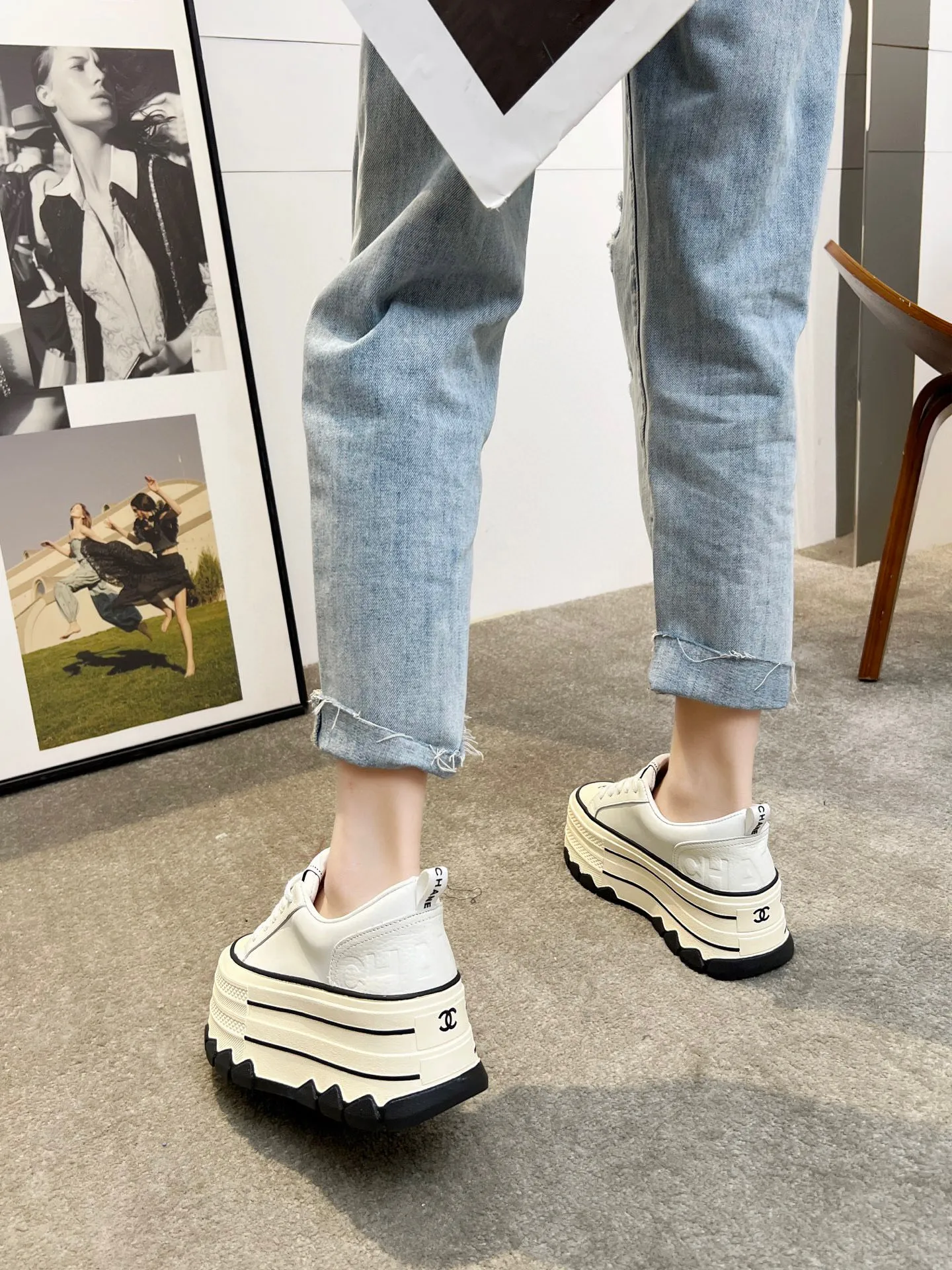👟👟Ex-factory price 540👟👟 Chanel thick-soled biscuit shoes are a new retro series, showing a relaxed posture and lightness to start the summer journey. Continuing CHANEL's iconic deconstructed silhouette, the shoe body is presented with simple three-dimensional lines and double logos. The upper layer of cowhide material is injected with upper layer softness to enhance the foot feel. It adopts a thick rubber sole with geometric texture and rubber edging details. The leg heightening effect is comparable to that of leg plastic surgery. It makes your legs look bigger, slimmer and longer. It can be easily held in various styles. You can wear it with you! Upper material: cowhide Inner material: sheepskin lining Size: 35-40
